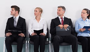 ¿Puede un trabajador percibir la prestación por desempleo estando en situación de excedencia voluntaria en la empresa?