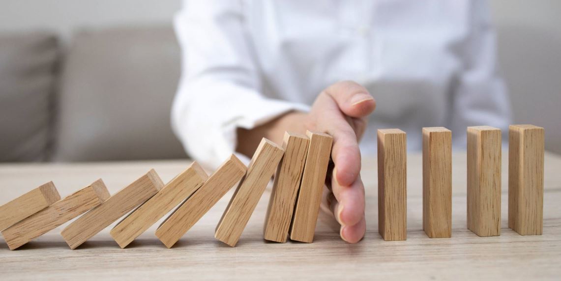 Enrique Llopis colabora con Cinco Días en el artículo Cómo parar el efecto dominó de las insolvencias