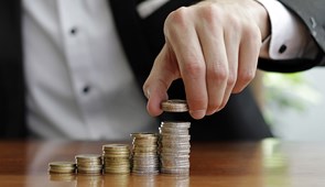 La devolución a la empresa de cantidades indebidamente percibidas de debe ser en bruto.
