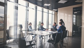 Empresas contratistas y subcontratistas ¿están obligadas a aplicar a sus trabajadores el convenio colectivo de la empresa principal?