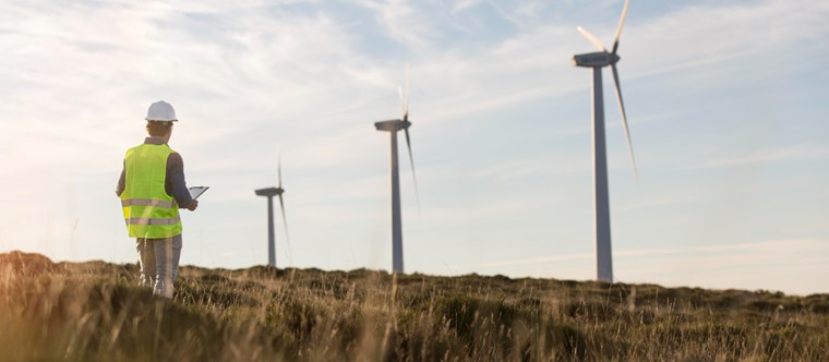 ¿Cuándo se entiende iniciada la actividad económica en la promoción de plantas de energías renovables?