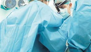 ¿Qué diferencias normativas existen entre los EPIs y las batas quirúrgicas?