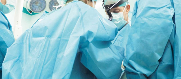 ¿Qué diferencias normativas existen entre los EPIs y las batas quirúrgicas?
