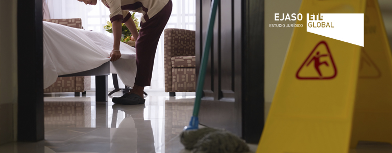 ¿Qué tipo de responsabilidad tiene un hotel frente a los incumplimientos de la subcontrata?