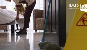 ¿Qué tipo de responsabilidad tiene un hotel frente a los incumplimientos de la subcontrata?