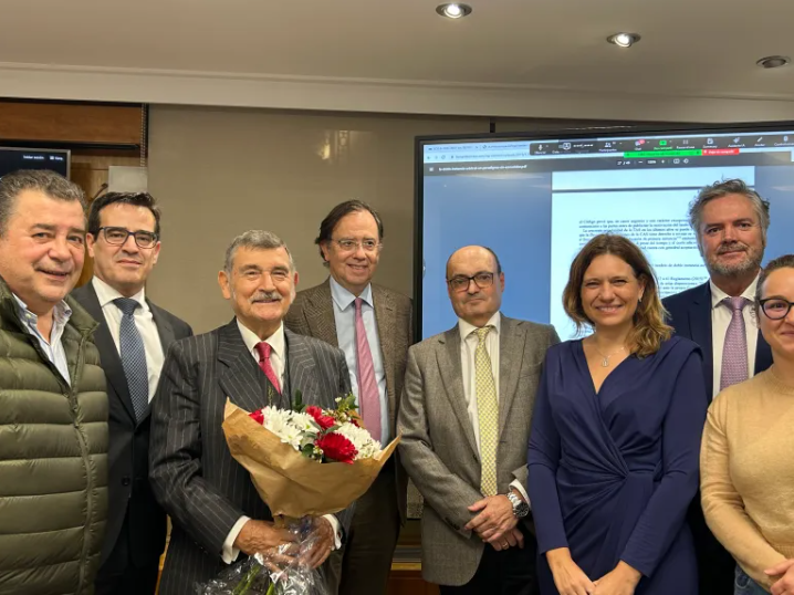 Juan Carlos Rubio y Víctor Sánchez reciben los diplomas del I Curso General de Formación en Arbitraje de la Escuela de Arbitraje del ICAM