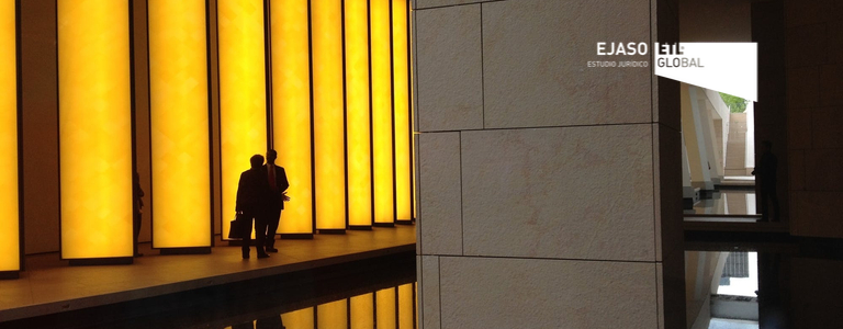 ¿Es inaplicable una cláusula limitativa de derechos en una póliza de seguro cuando no se acepta expresamente por escrito?