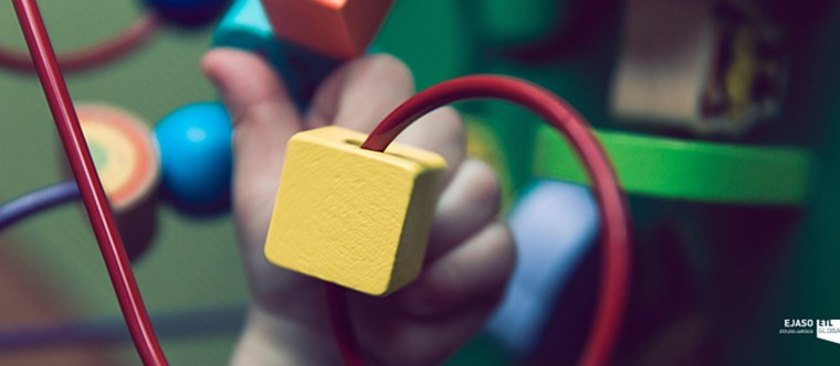 ¿Es compatible la deducción de hasta 1.000 euros por guardería para madres trabajadoras y la percepción de tickets guardería en la empresa?