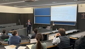 Luis Mª Latasa imparte una clase en la asignatura Praxis Digital de la Universidad de Navarra