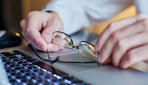 ¿Si trabajo con un ordenador o delante de una pantalla de visualización y necesito gafas graduadas, tengo derecho a que me las facilite el empresario?