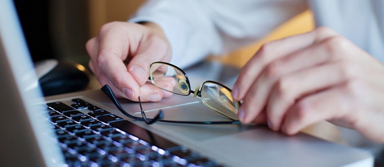 ¿Si trabajo con un ordenador o delante de una pantalla de visualización y necesito gafas graduadas, tengo derecho a que me las facilite el empresario?