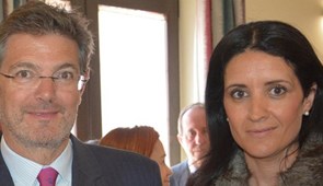 El Ministro de Justicia Rafael Catalá recibe a Elena Ollero, abogada de Ejaso de Sevilla, junto a otros abogados de la ciudad