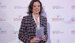 Carmen Flores ha sido reconocida en el Top 50 mujeres más influyentes del sector legal en los premios InspiraLaw 2025